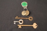 GROUP CONTAINING 3 BRASS KEYS & 2 BAGGAGE IDENTIFICATION TAGS