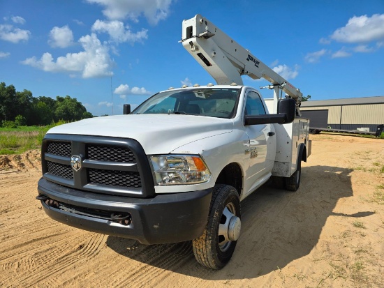 2018 Ram 5500 Bucket Truck with Duralift DTS29 - 34FT Walk-In Bucket, HEMI Gas, 98K Miles