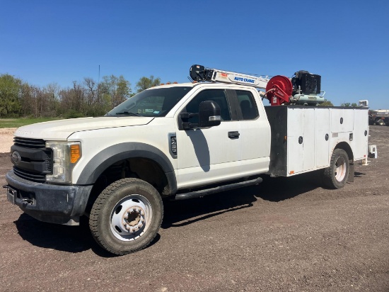 2017 F450 Utiltiy Crane Truck
