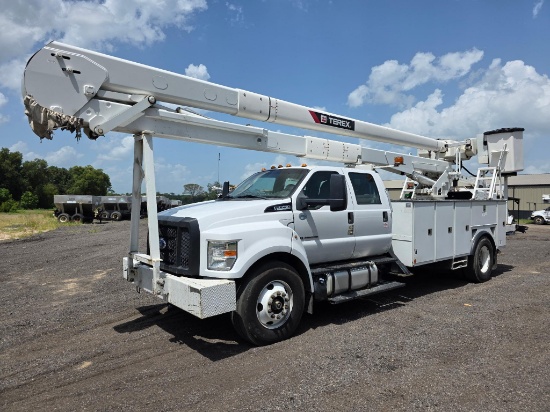 4 DOOR Ford F-750 Bucket Truck and service bed.