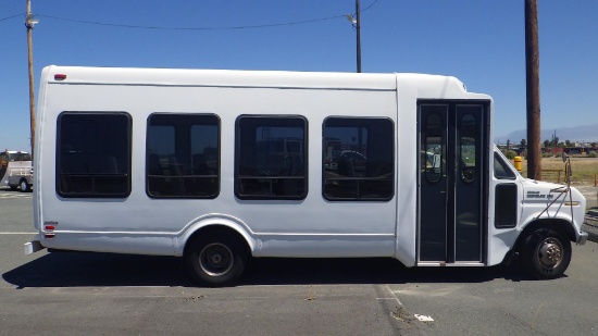 StarTrans Supreme Senator Ford Tour Bus