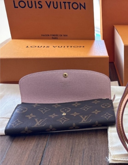 Louis Vuitton V Tote BB Wallet