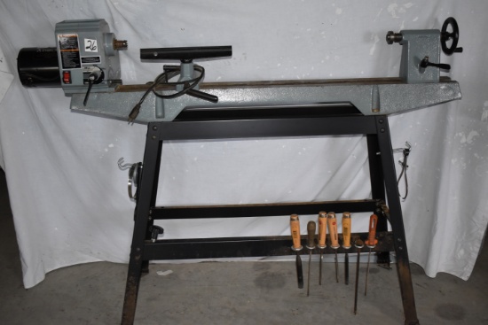 Delta Wood Lathe, 2000 Rpm, With Tools.