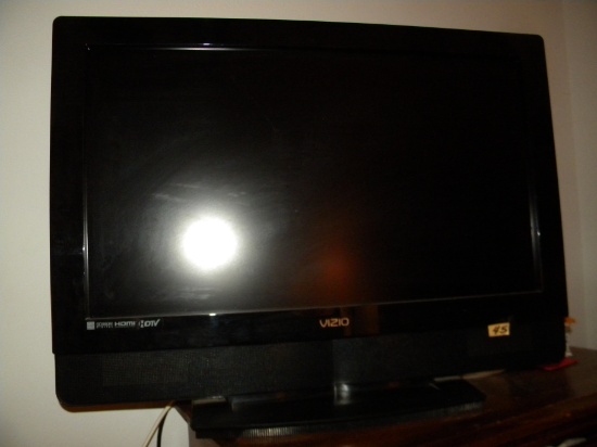 VIZIO  FLAT SCREEN TV