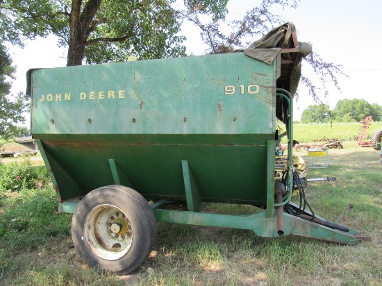 John Deere 910 grain cart
