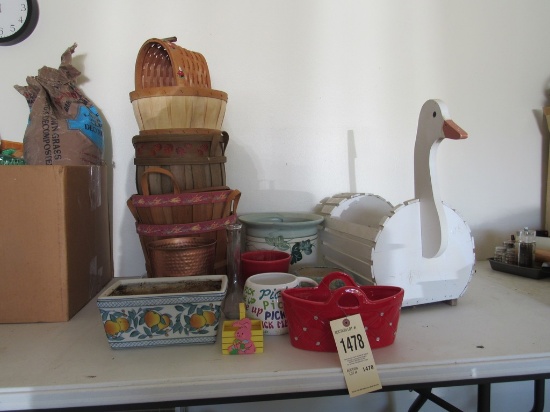 Lot of plant pots & baskets