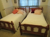 2 Twin beds w/bedding