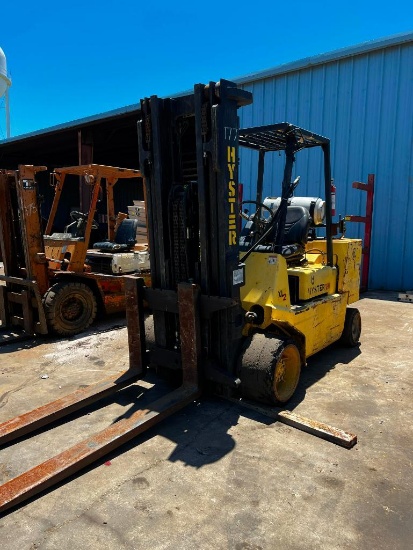 Hyster 120 XL2 6 ton Forklift, LP gas, 3 stage mas SR# D004D10981Y mdl# S120XL2S, showing 7199