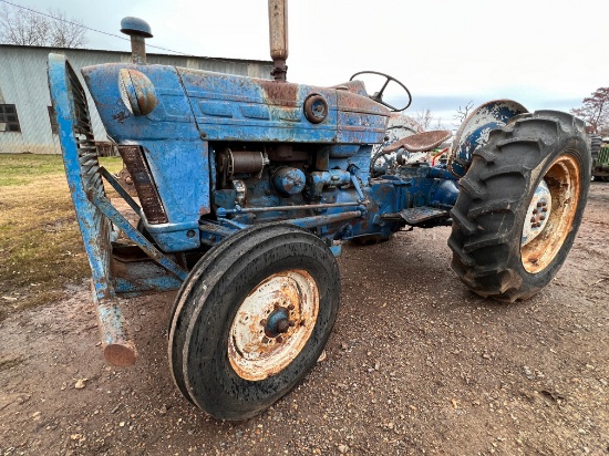 Ford 2000 Tractor Showing 2188 hours,