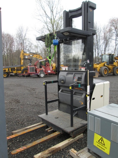 2006 Crown 3400 Electric Ride On Forklift