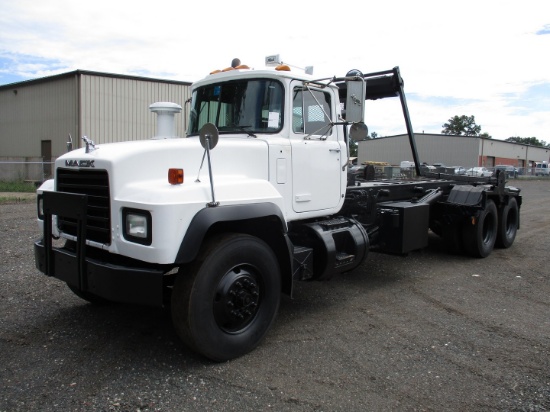 2002 Mack RD688S T/A Rolloff Truck