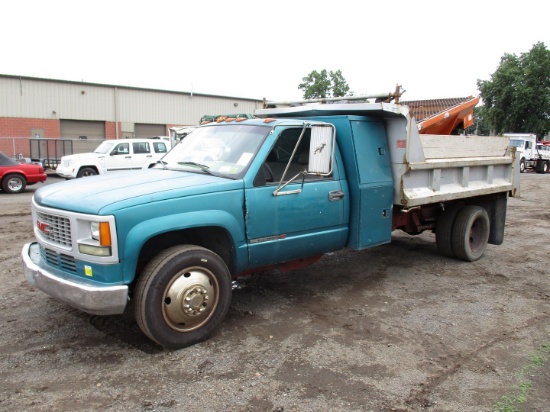 2002 GMC 3500HD S/A Dump Truck