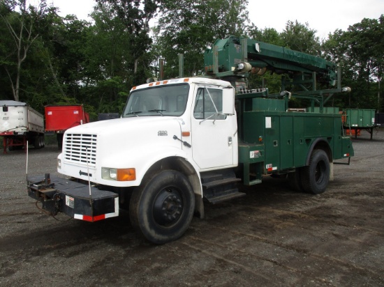1999 International 4900 S/A Digger Derrick Truck