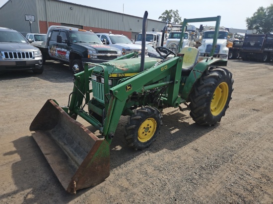 JOHN DEERE 870 TRACTOR