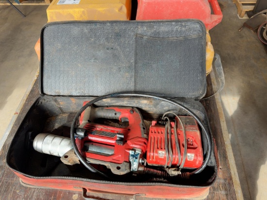 MILWAUKEE BATTERY POWERED GREASE GUN