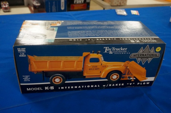 International 1:16 Toy Truker & Contractor Exclusive