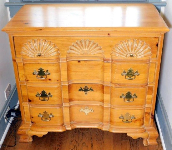Small 4-drawer Dresser/Chest of Drawers