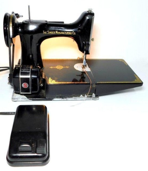 Vintage 1950's Singer Featherweight Sewing Machine, Cat. 3-120 w/ Case