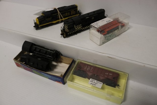 Santa Fe Ho scale 1107 & 2655 locomotives (brass?) & N scale locomotive & t