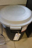 Rubbermaid trash can with lid