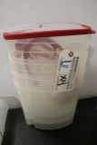 4 Rubbermaid food containers with lids