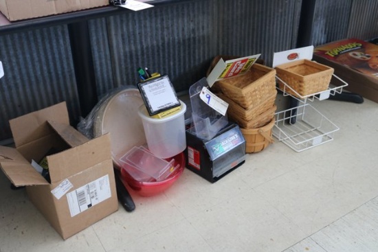 Wicker baskets - Tupperware - misc.