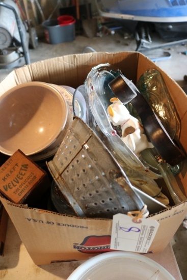 Box of miscellaneous kitchen smallwares