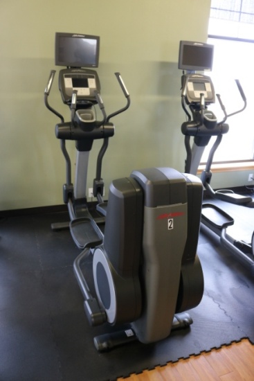 Life Fitness 95X elliptical with HDTV monitors – USB, Speaker and IPOD jack