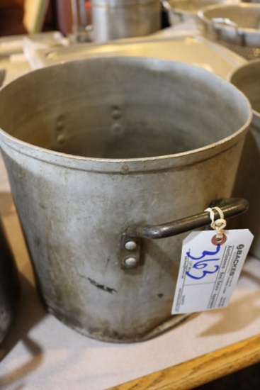 22 quart aluminum stock pot - dented bottom