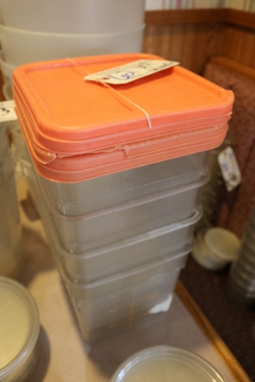 Times 4 - 6 quart food storage containers - cracked corners - with lids