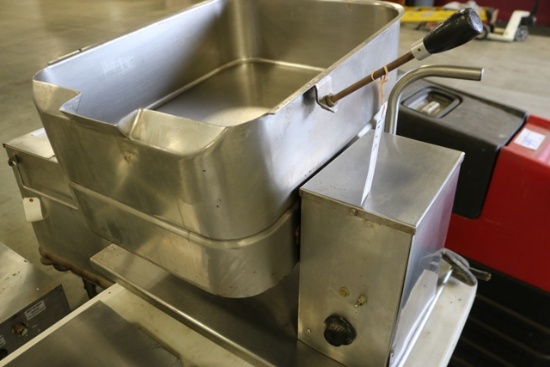 Counter top electric tilting brazing skillet - 3 phase