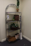 Room to go - Shelves, floral décor, mirror