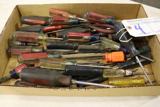 Box flat of screwdrivers