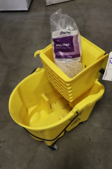 Rubbermaid mop bucket with 1 mop head