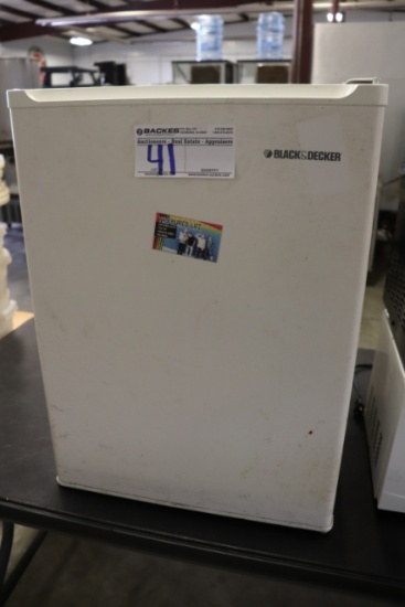 Black & Decker dorm refrigerator - needs cleaned