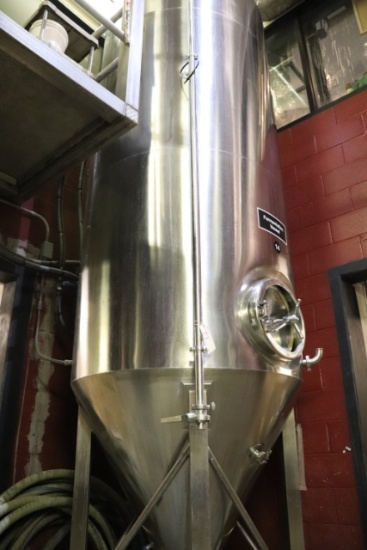 DME 30 barrel stainless vertical insulated fermentation tank
