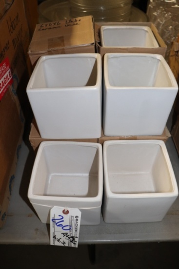 All to go - White square & round ceramic vases