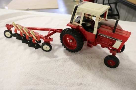 International 1586 tractor with Ertl 4 bottom plow