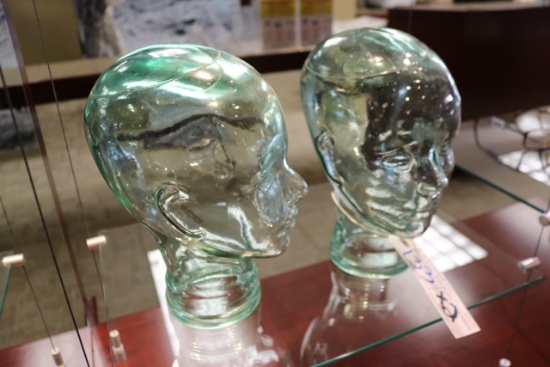 Times 2 - Glass manikin heads