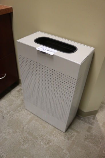 United metal flip lid trash can - very nice - 10" x 20" x 30"
