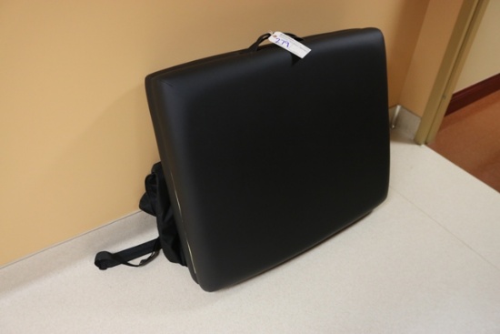 Earthlite portable collapsible massage table with carrying case