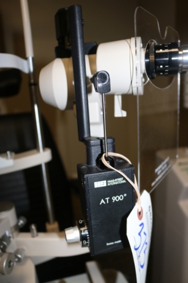 Haag Streit AT-900 tonometer