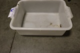 White bus tub