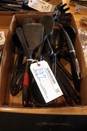 Box to go - black plastic service spoons and more