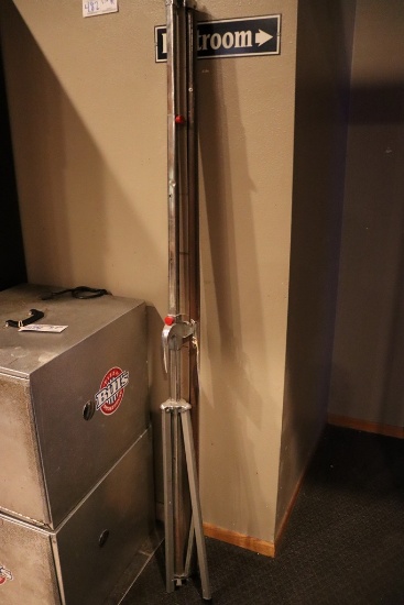 Vintage pull projection screen with easel