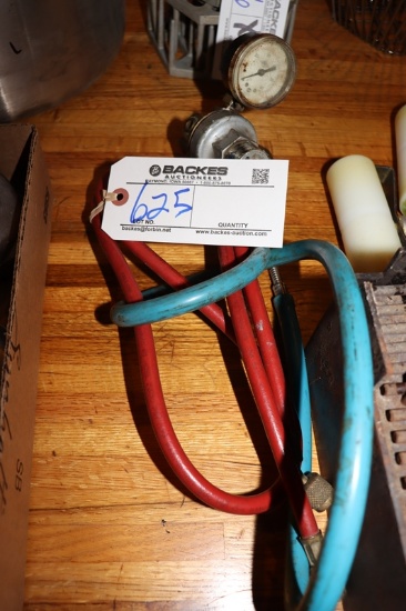 Beer keg regulator