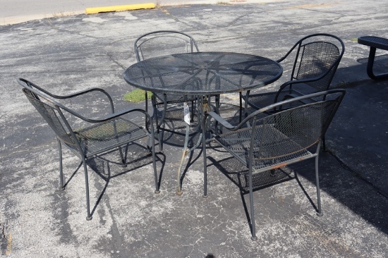 42" Round expanded metal patio table with 4 chairs & umbrella