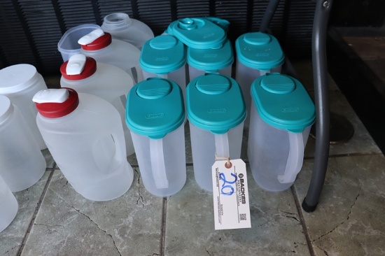All to go - Sterlite pitchers with lids