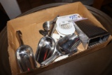 Box flat to go - Ice scoops, egg cutter, & shredder