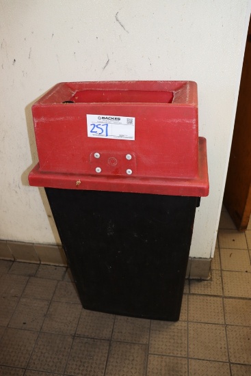 Kitchen trash can with magnetic catch top
